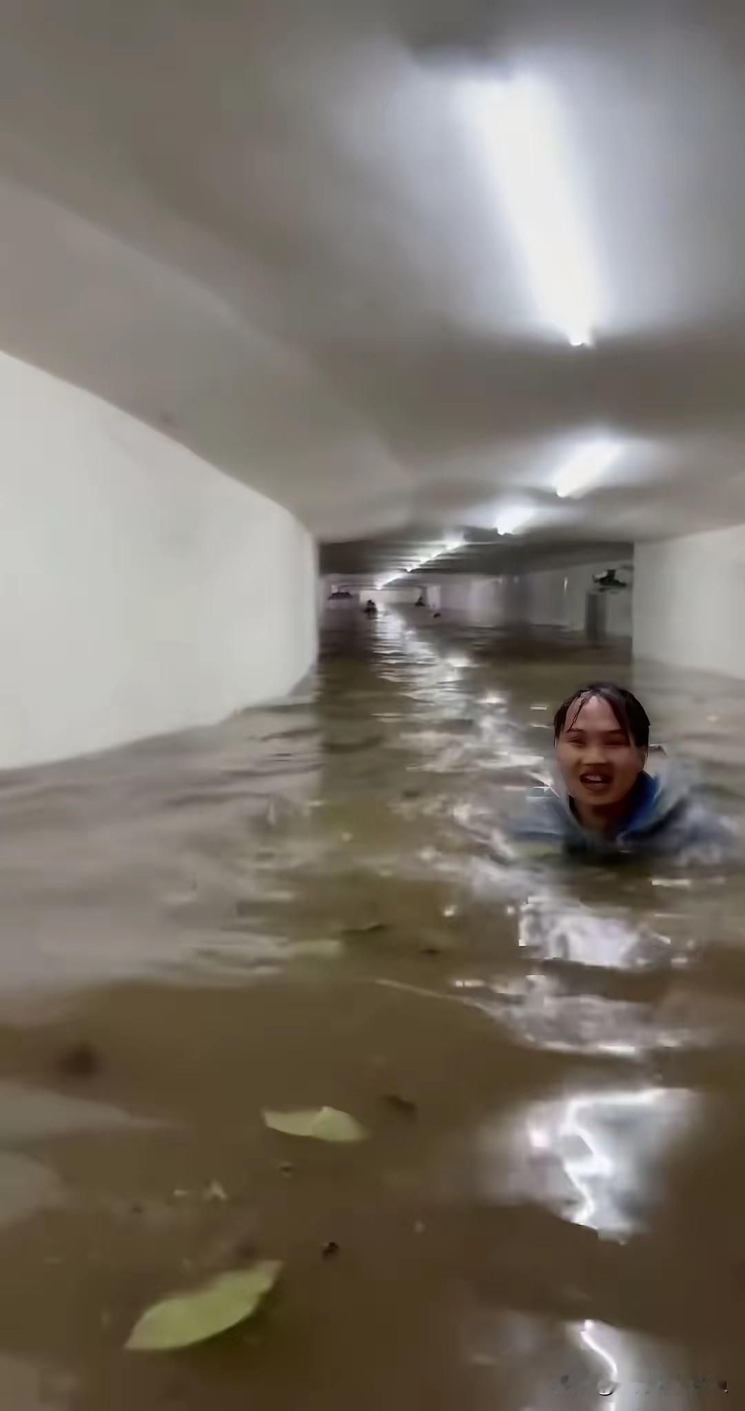 昨天广州的暴雨，那阵势可太吓人了！短短几分钟，过桥隧道就被淹了，里面的行人都来不