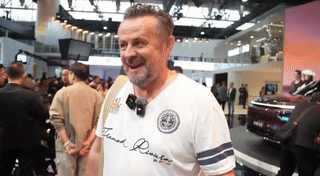 海外经销商赞叹奕境X9豪华属于是弯道超车把颜值也一块儿带飞了。老外眼光其实挺刁的