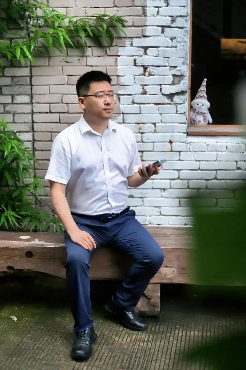 中年男人一般有啥喜好？
       中年男人喜好可多啦！不少人爱钓鱼，寻一处风