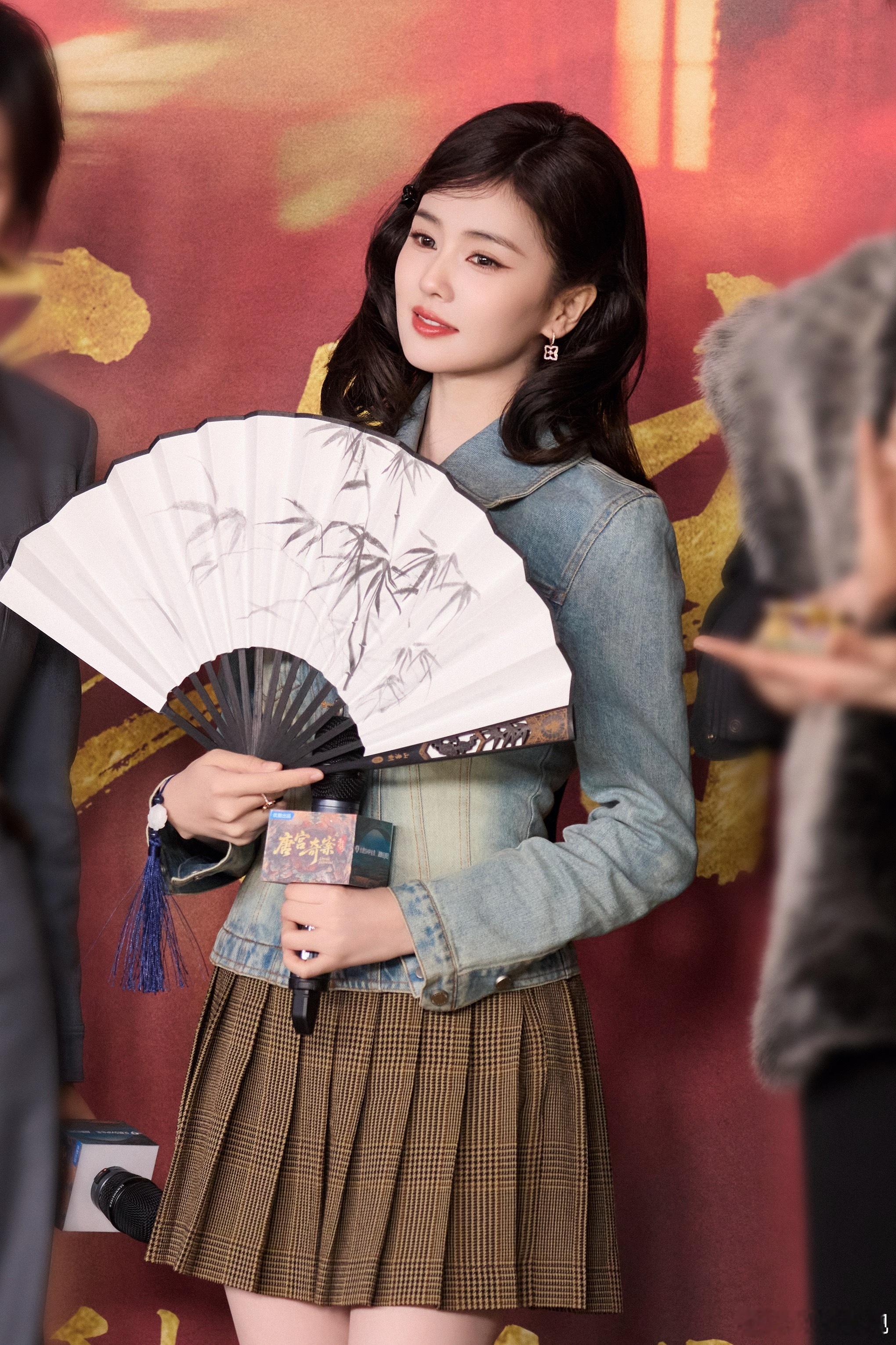 所经之处，皆染暖意。欢娱影视演员今日出席《唐宫奇案 》 优酷扫楼直播活动。  