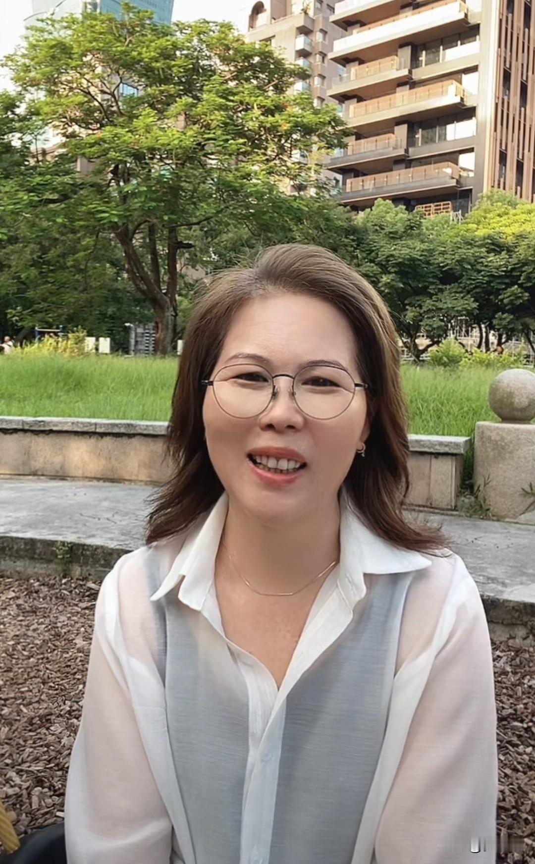 发现没，小杨阿姨换了发型衣服气质一下上来了，她也很喜欢穿衬衣，简单大方，挺好看的