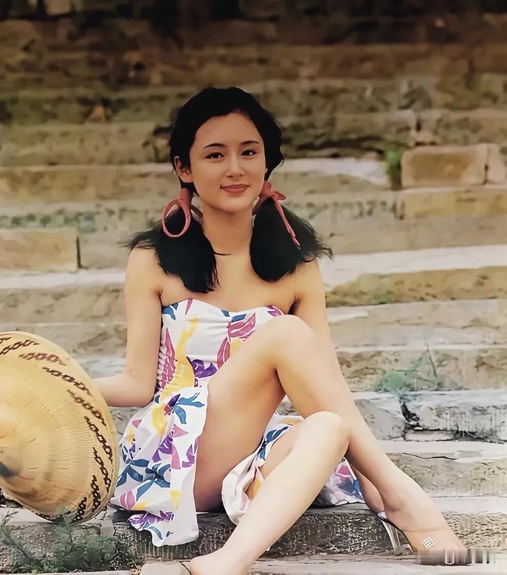第一次看到陈红饰演的貂蝉真的是惊为天人，毕竟女人有这样的高光时刻真的是知足了，只