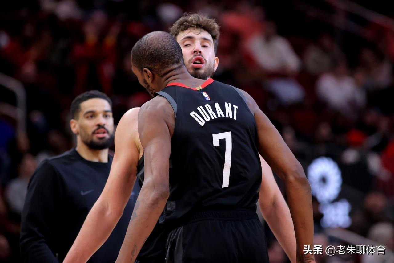 申京终于不打了！
今天火箭对阵鹈鹕的比赛中，申京因为背部疼痛而缺阵，火箭也终于可