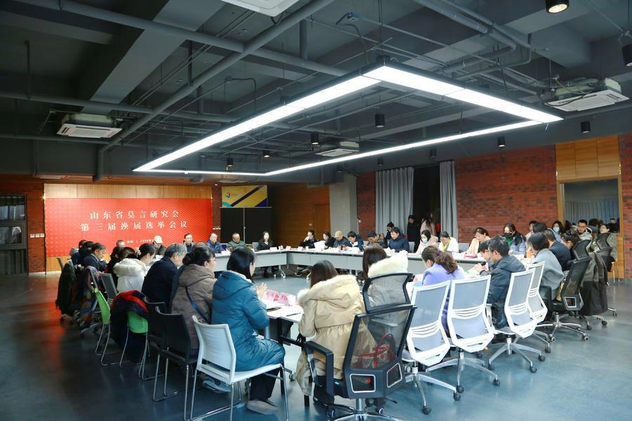 莫言是一个活着的作家，竟然成立设置了他的研究会，到底研究什么问题，是研究魔幻写作