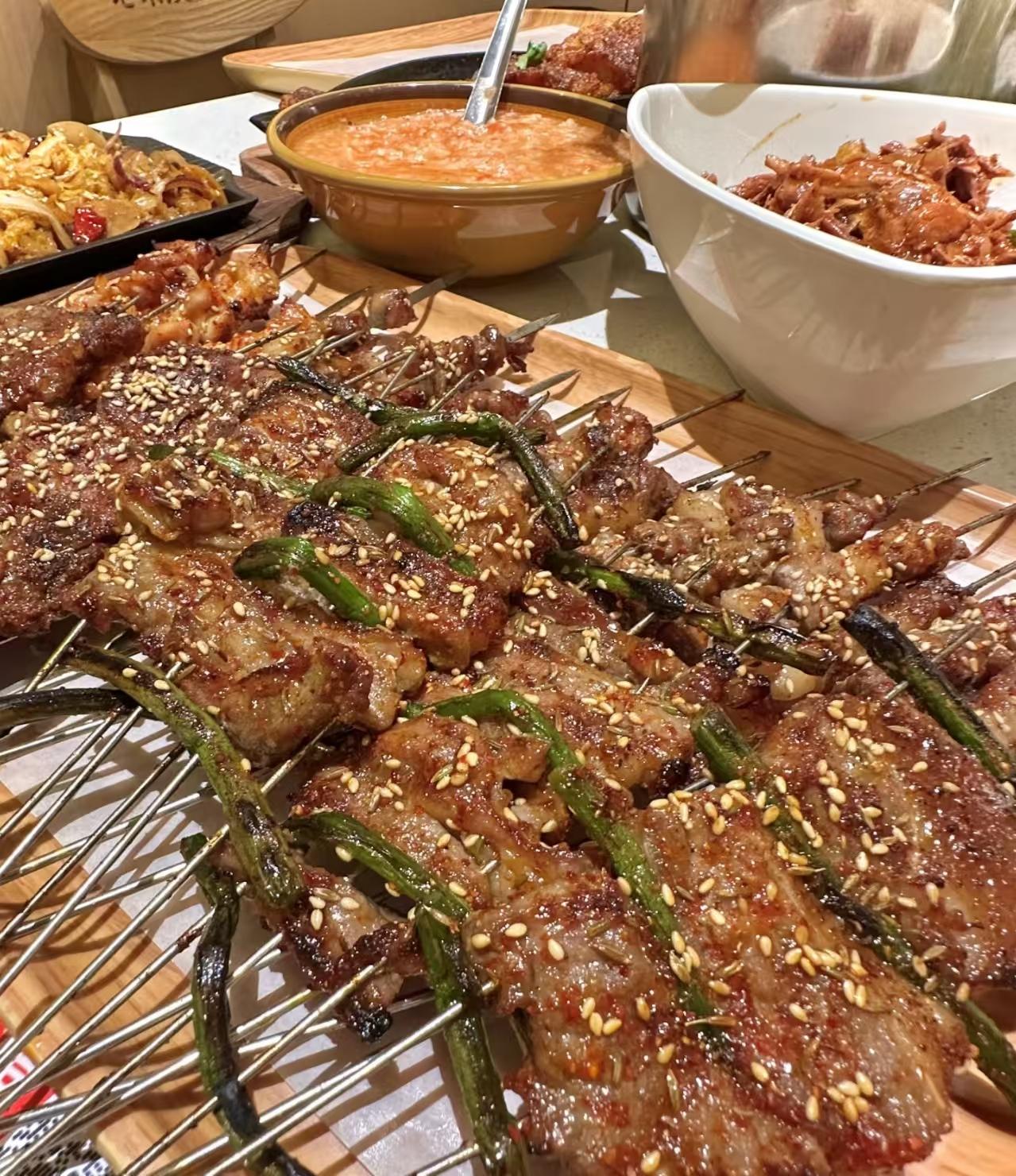 来哈尔滨逛中央大街，这家三十多年老牌烧烤真的封神！不分饭点天天满座，能被哈尔滨本