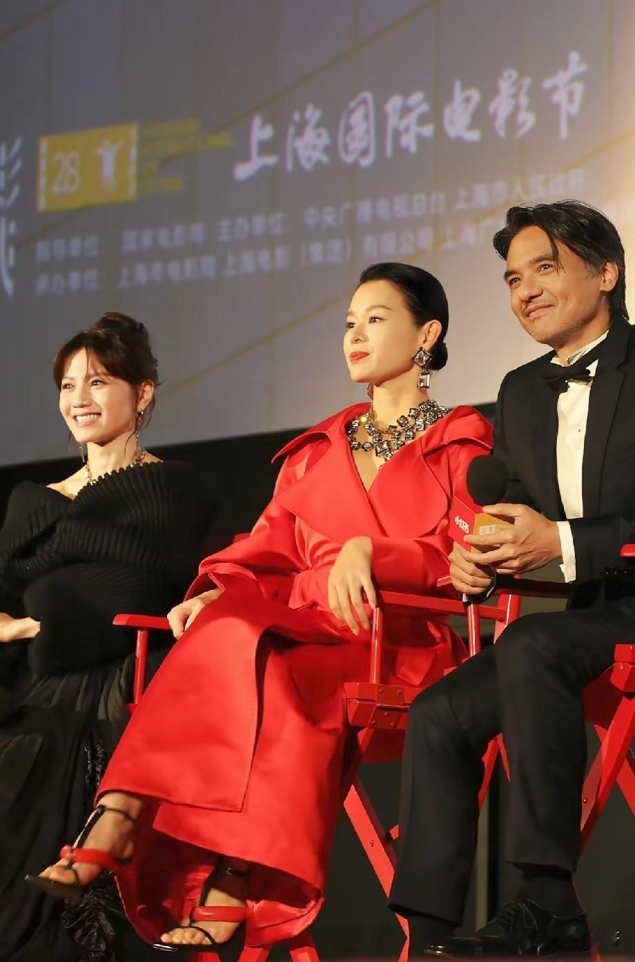胡杏儿上海电影节红裙杀疯了！气场全开像黑帮大佬，网友催拍女大佬剧
 
近日，胡杏