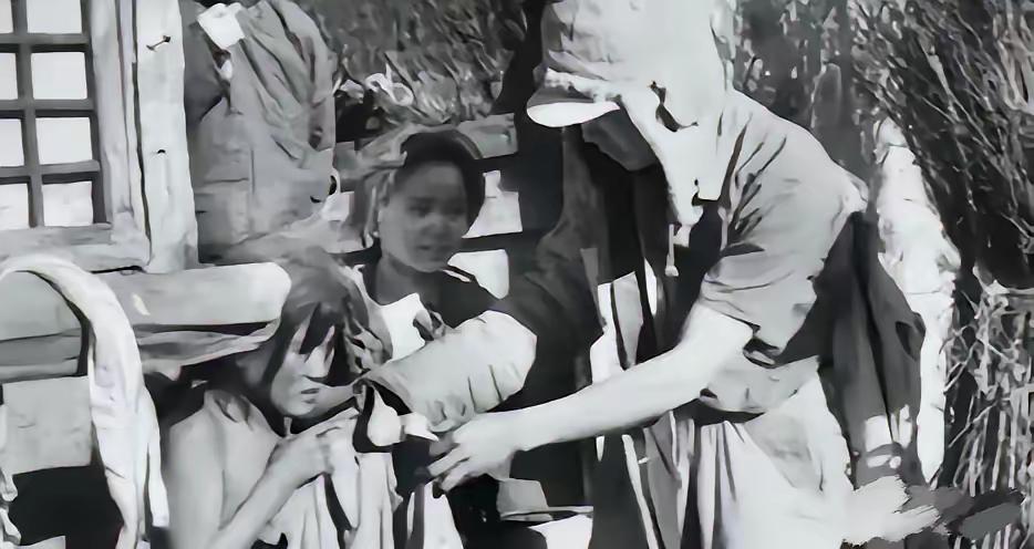 1937年，日本鬼子抓到中国女孩，当街扒掉衣服。如果敢于反抗，就会遭到杀戮。日本