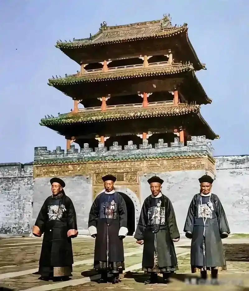 清朝统治三百年，最害怕的不是洋人，而是汉人。

鸦片战争打过来，满朝文武慌了神。