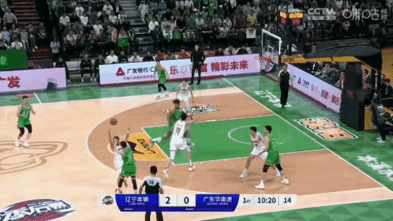 昨晚辽粤大战三个名场面：
1.张镇麟隔扣徐昕后推搡后者，并怒骂这位半决赛新兵太小
