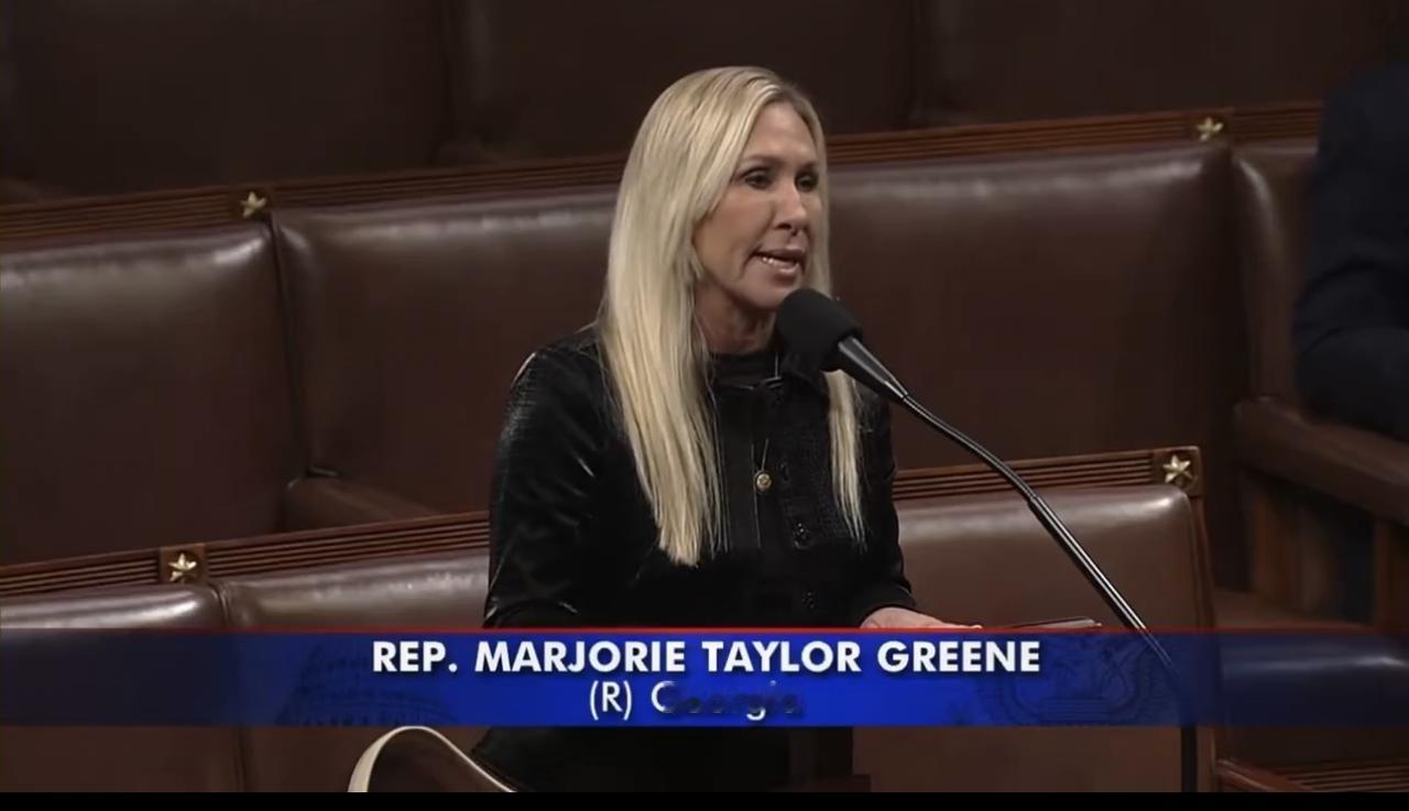 美国乔治亚州众议员玛乔丽.泰勒.格林在众议院投票通过强制司法部公开爱泼斯坦档案之