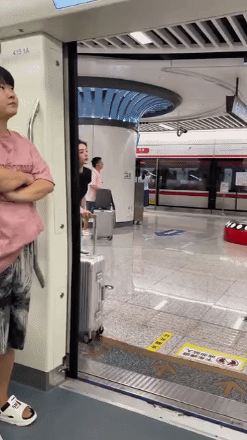说句谢谢对不起她名媛的身份吗？[笑哭]