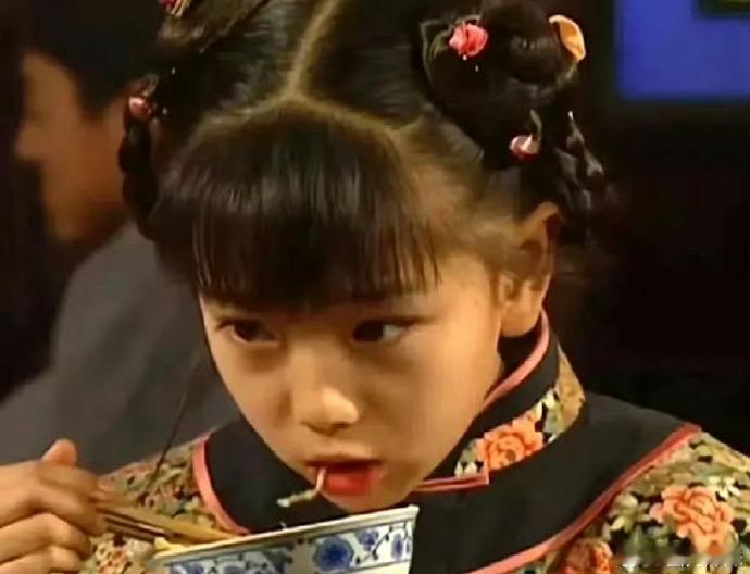 拍摄《还珠格格》时，因仿真菜质量不好，琼瑶坚持全用真菜进行拍摄。  