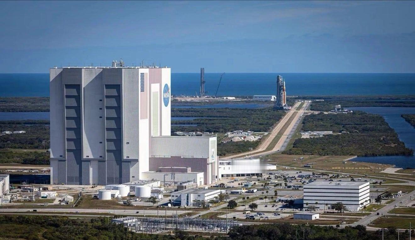 航天 NASA阿尔忒弥斯计划的SLS火箭已经顺利抵达发射台！半个多世纪后，人类再