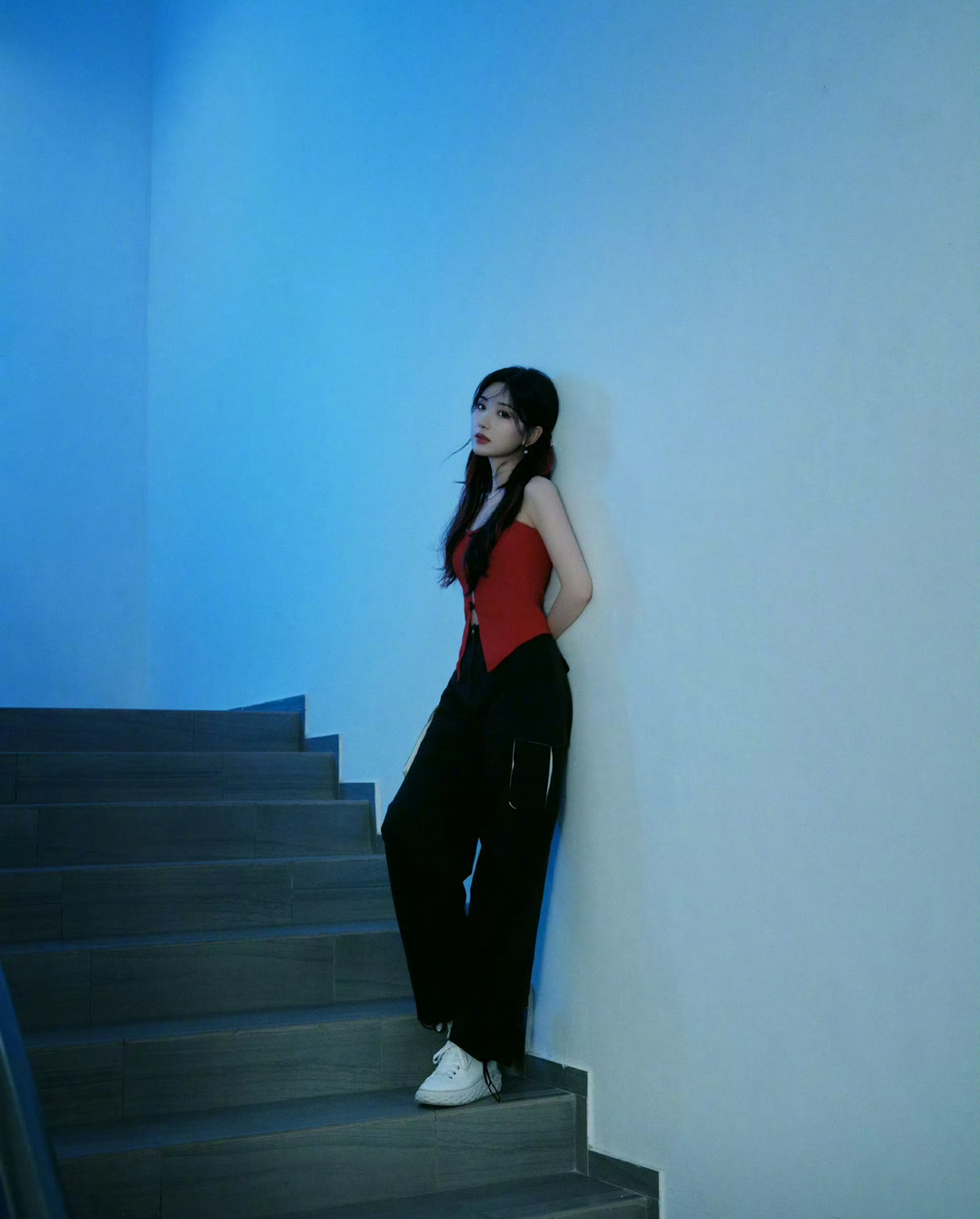 毛晓彤红色抹胸上衣➕双马尾，甜酷度拉满啊~我好吃这种风格[好喜欢] ​​​