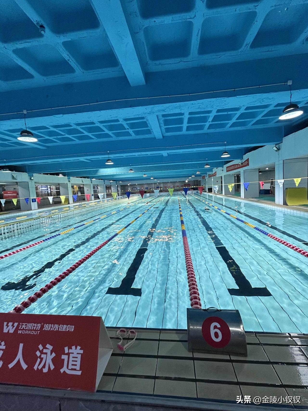 考验意志的运动

今天又来游泳了，若不是办了年卡，我想我是不会来的，因为没有乐趣