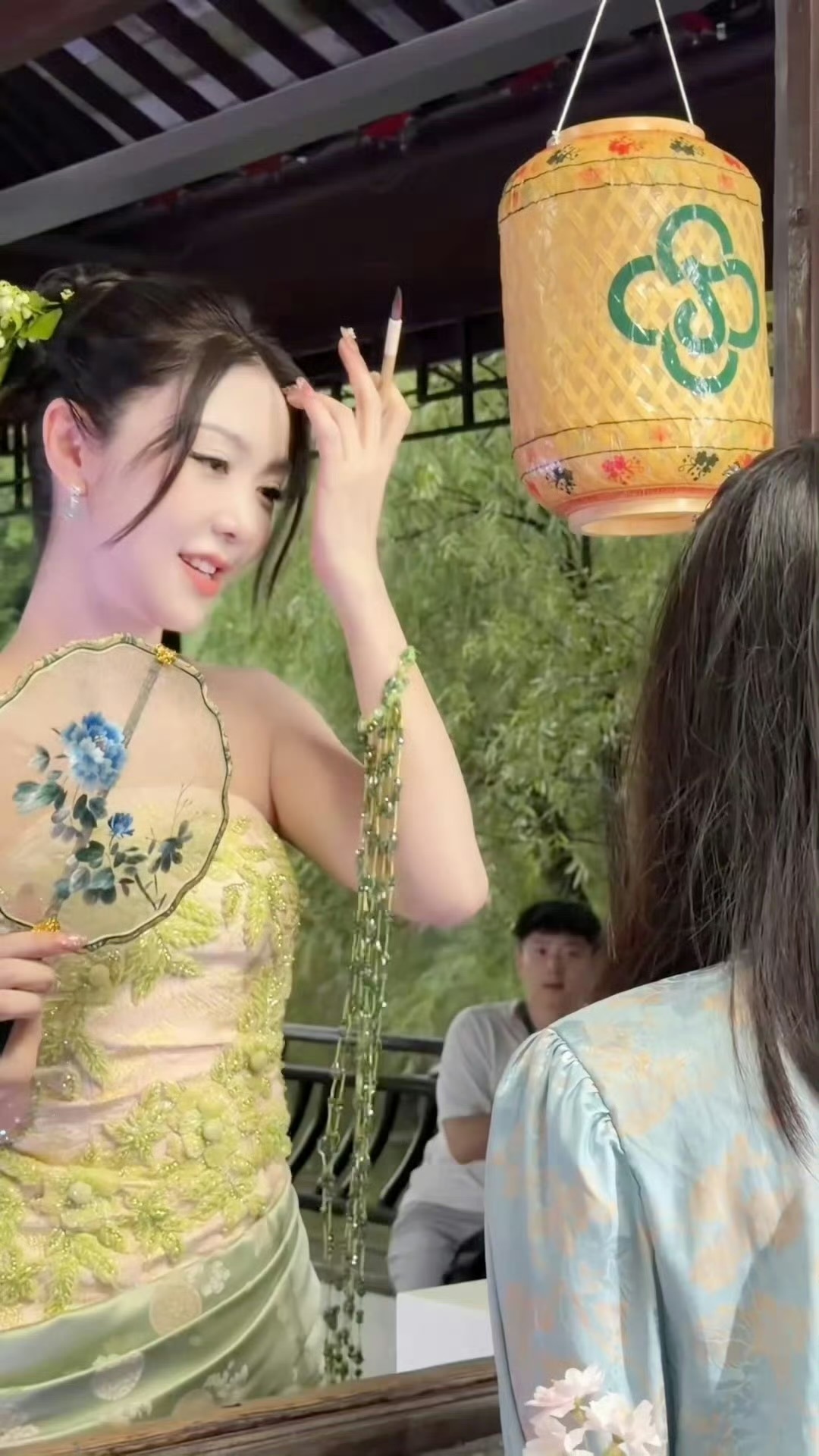 端午苏州偶遇薛凯琪薛凯琪线下真的特别白 姐姐的气质也太好了老远就看见了 