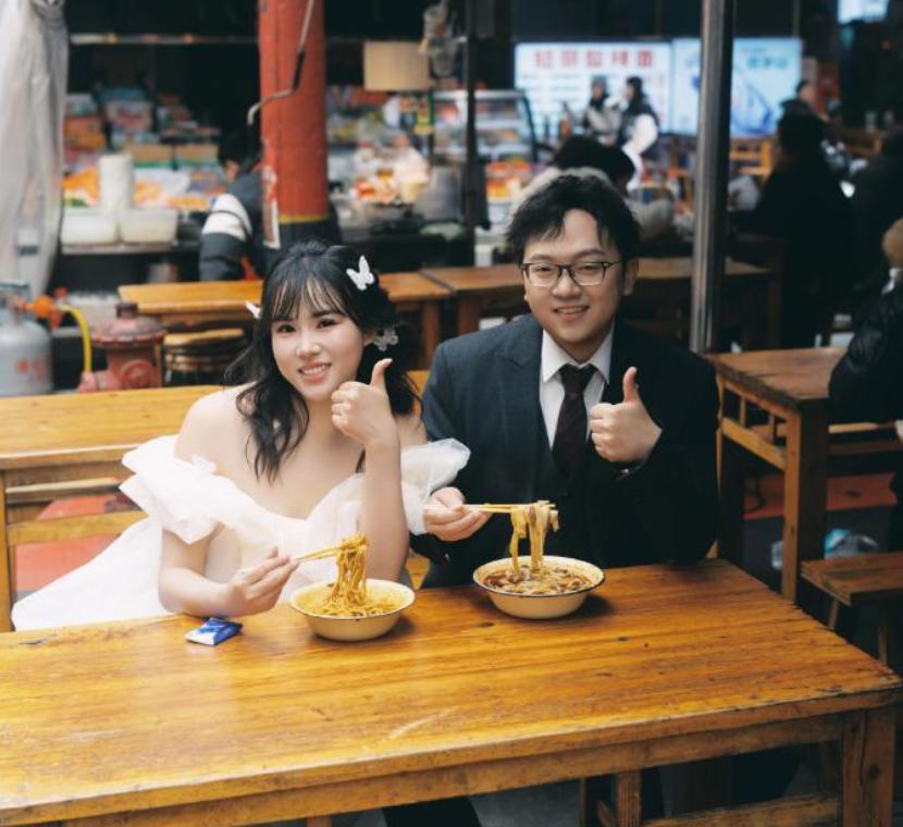 荆州新人婚礼当天打卡大赛巷，婚纱配美食，浪漫与烟火撞个满怀
3月8日，荆州沙市一