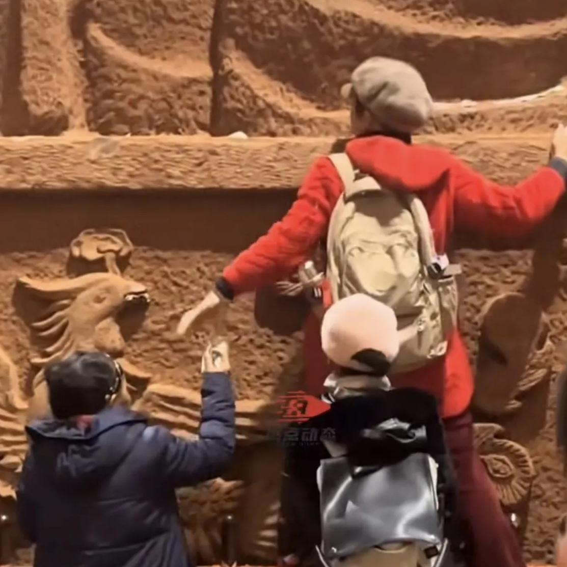 你能想象吗？景区里竟有大妈干出偷香火钱这种离谱事儿！今天一段视频曝光，瞬间引发网