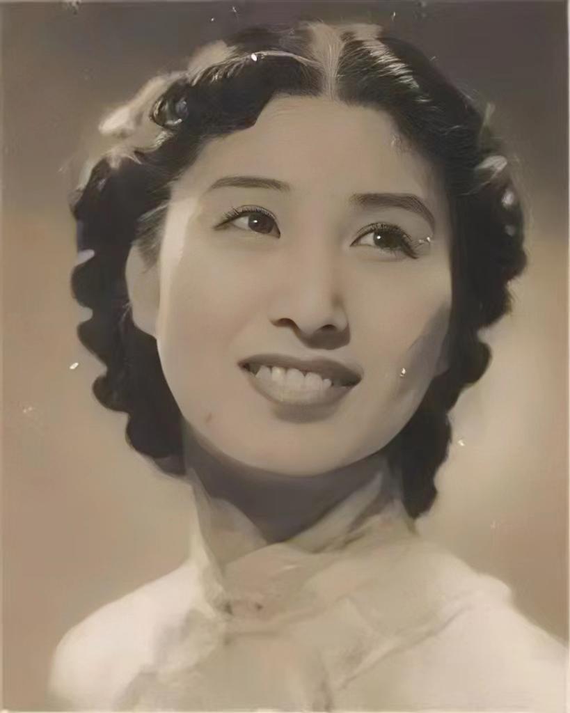1940年，郑苹如被捕，两个特务把她带到小树林执行枪决，正要开枪时，郑苹如却提了