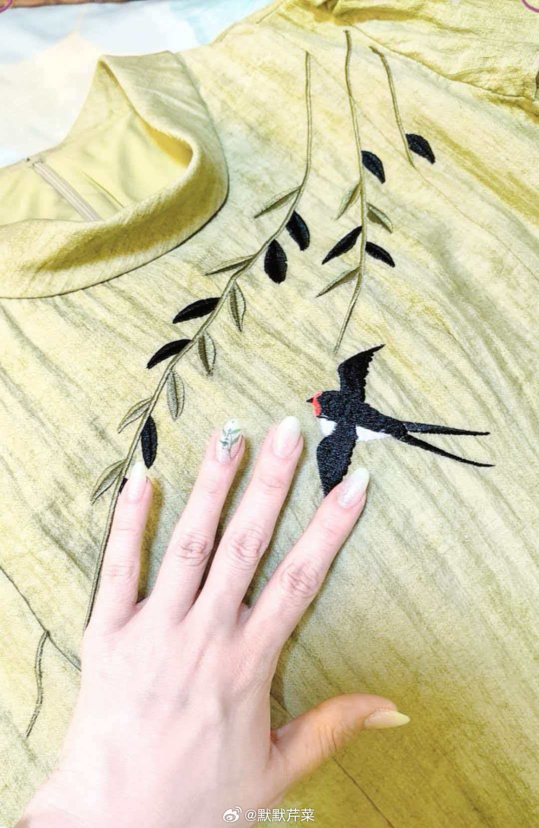 所以       你知道我为什么能一眼就喜欢这个裙子了吧哪怕当初四月份根本拉不上