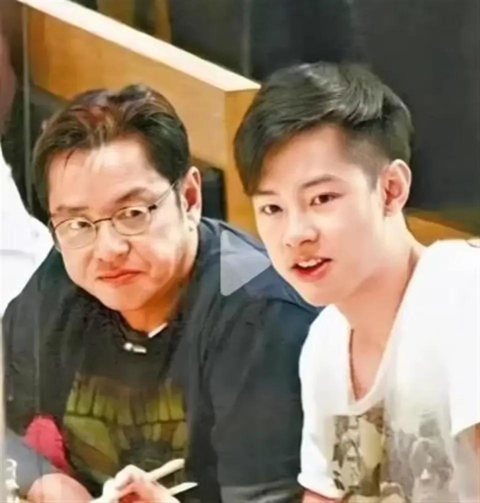 谭咏麟32岁的独子谭晓风近况曝光，彻底打破了大众对星二代的固有印象。他身高183