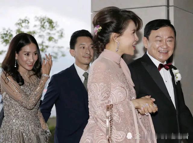 佩通坦嫁得如意郎君，看把姐姐和老父亲欢喜得合不拢嘴，那时泰王的姐姐也开心地去参加