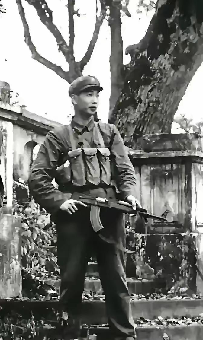 真的勇士，陈守全，福建古田人。1979年对越自卫反击战，他是第一个冲进并把红旗插