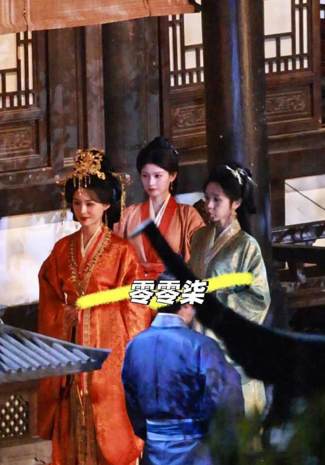 田曦薇王怡人同框 剧组现场同框好绝，颜值气质都在线，坐等新剧上线 。田曦薇王怡人