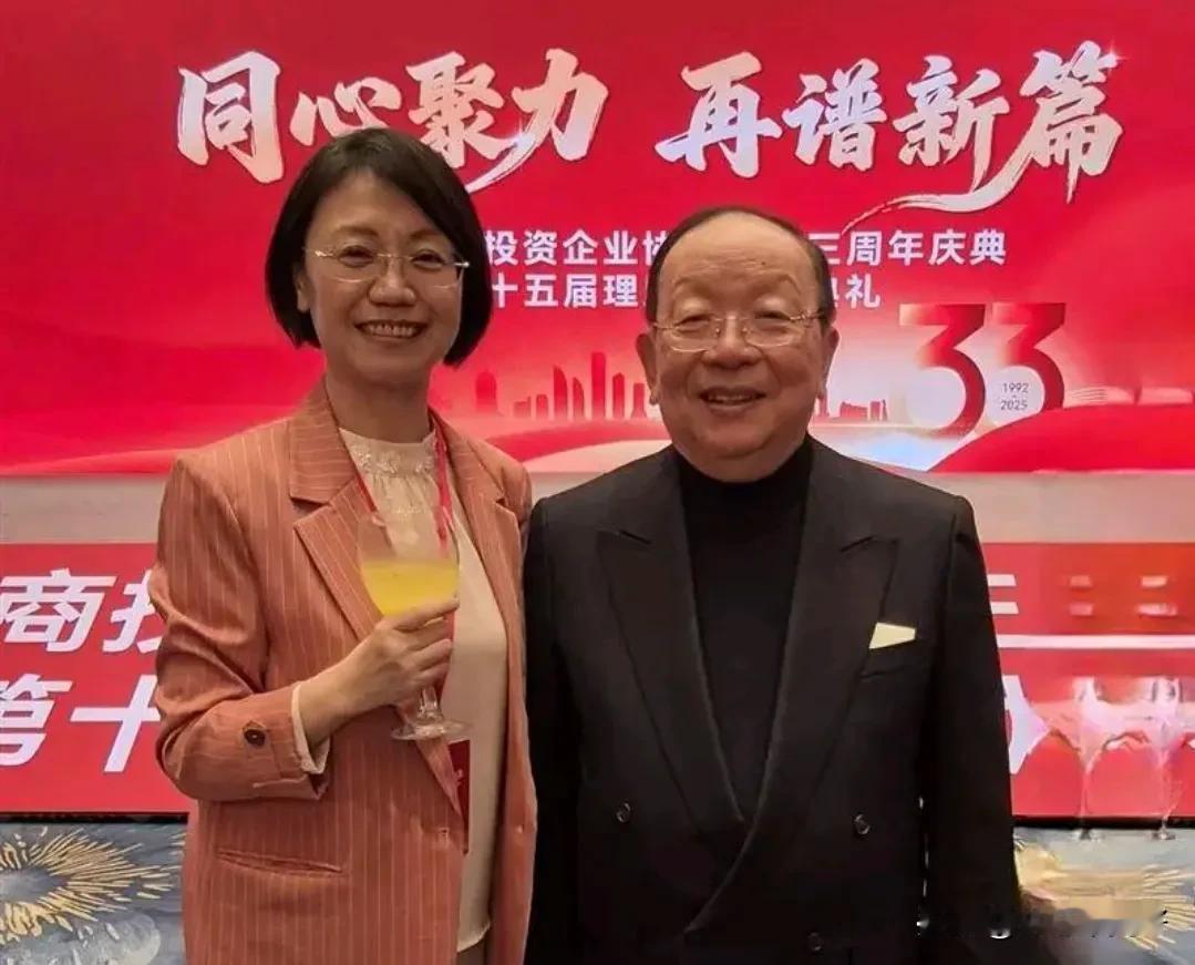 不惧绿营各种抹红，蓝委翁晓玲坚持到厦门参加台商活动并晒和蒋孝严合照

蓝委翁晓玲
