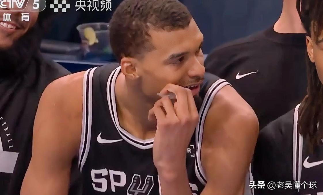 就是这么严格，文班亚马赛后被联盟警告。

这又是文班亚马生涯的第一次，由于输球，