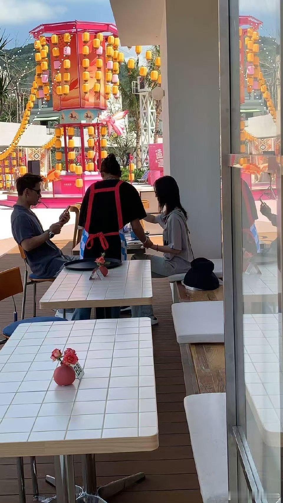 海南偶遇吴谨言洪尧吃饭 哥姐看起来挺幸福啊 