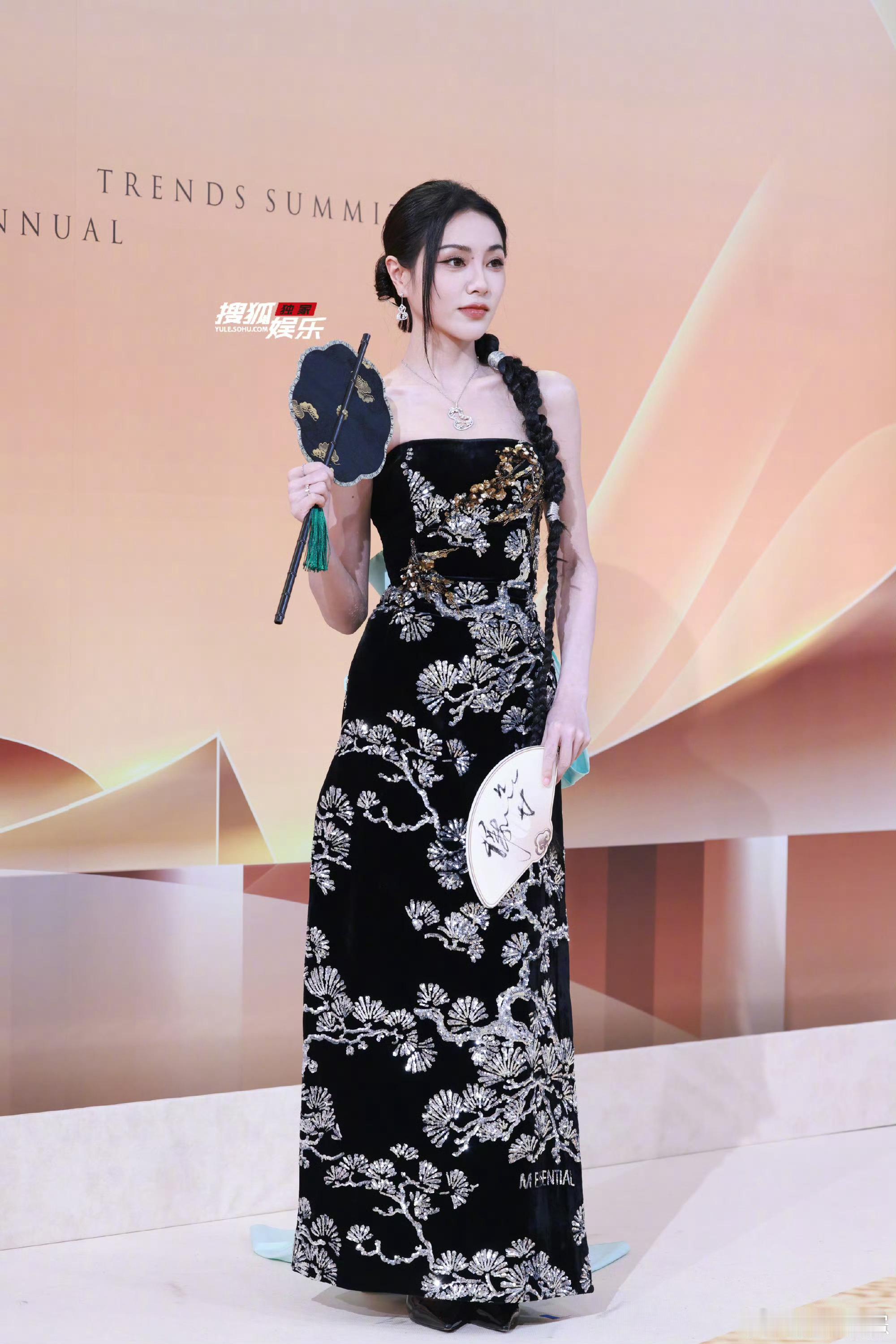 谢可寅、孔雪儿时尚中国之夜红毯生图 