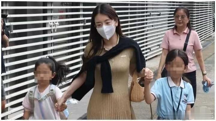 方媛挺孕肚打车送女儿上学方媛怀孕8个月打车送女儿上学据港媒报道，方媛今天早上7点