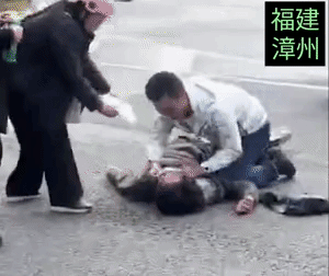 这件事真值得表扬，一位骑电动车的小伙子，突然抽搐倒地，后面没了呼吸，路过的路人见