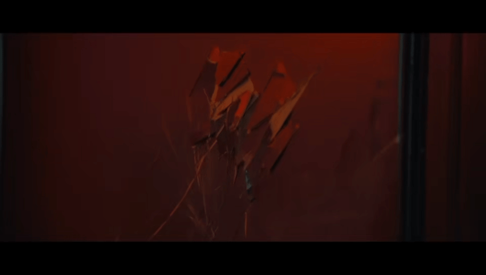 这年头整顿渣男都用上斧子了  徐靖之的阻拦没能浇灭张雨彤的怒火，斧子劈门的声响直