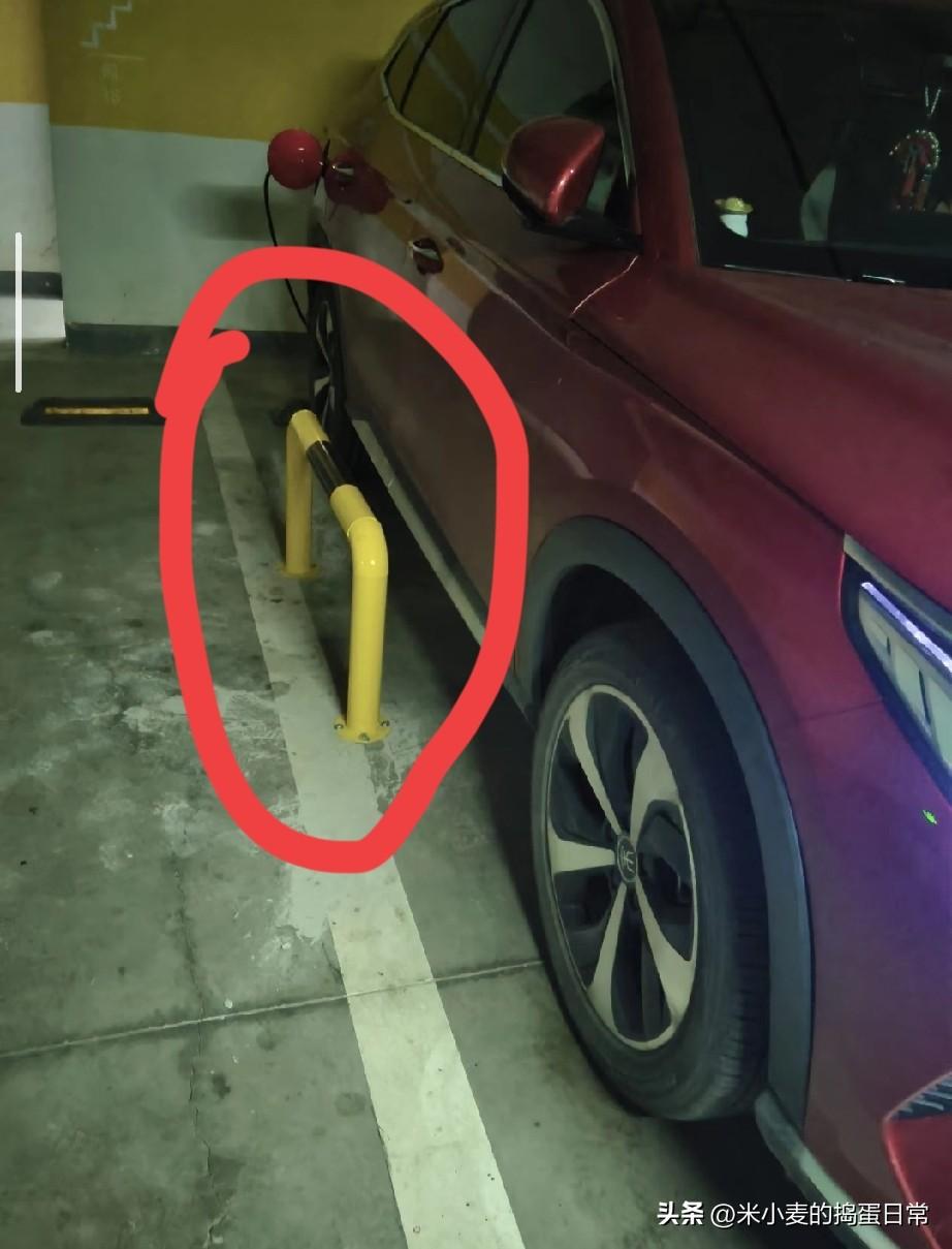 邻居被逼到在车位焊栏杆！
这届车主的停车焦虑，谁懂啊…
 
凌晨0点多，小区地下