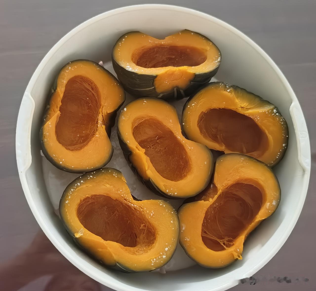 最近算是跟南瓜耗上了。
堂妹送来的南瓜品质特别好，可惜从烟台回来发现坏了一个，心