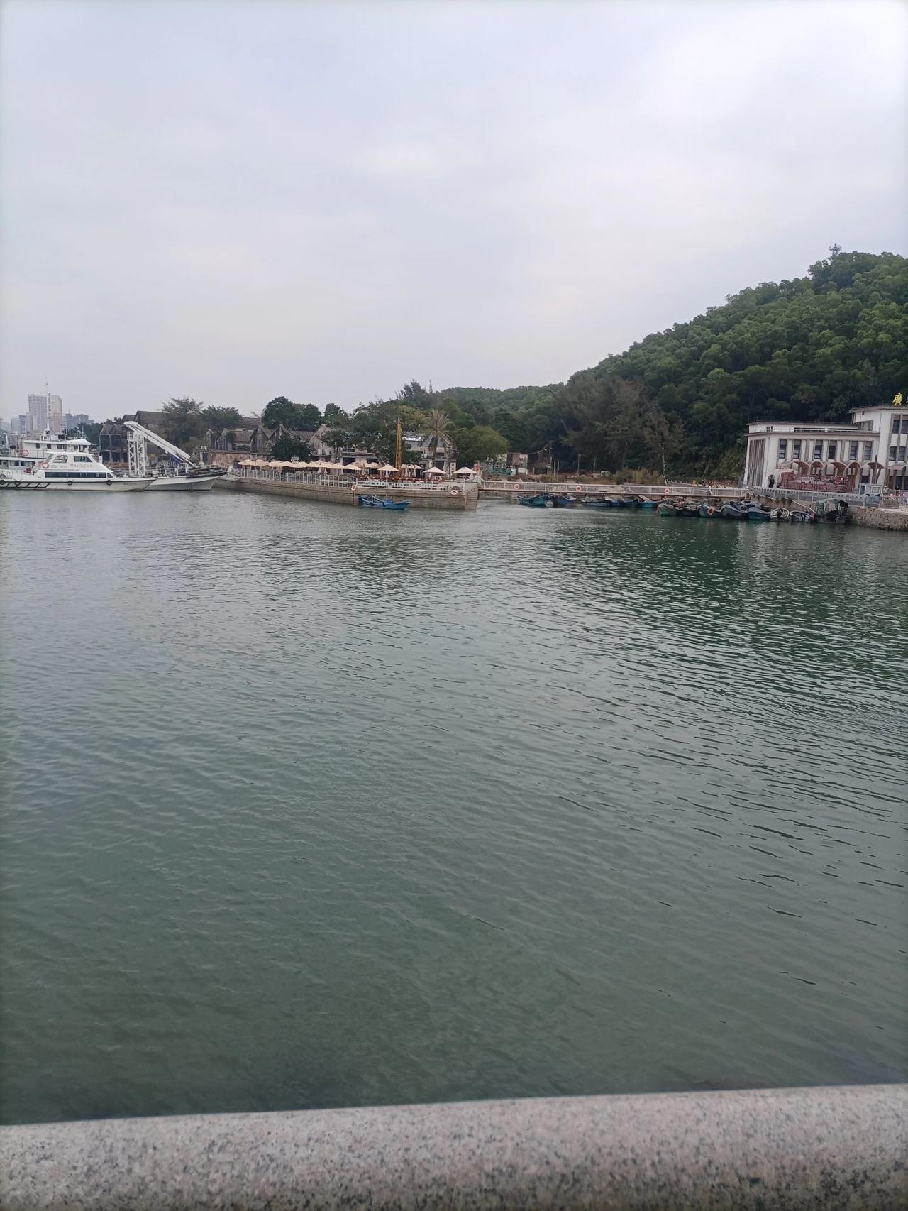 人大抵有时很幸运的，当首次来到广东汕尾，近距离接触原始小渔村时，便是如此地愉悦。