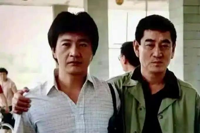 周里京和高仓健，一张罕见的合影，这张合影拍摄于上世纪，地点是北京电影制片厂大厅，