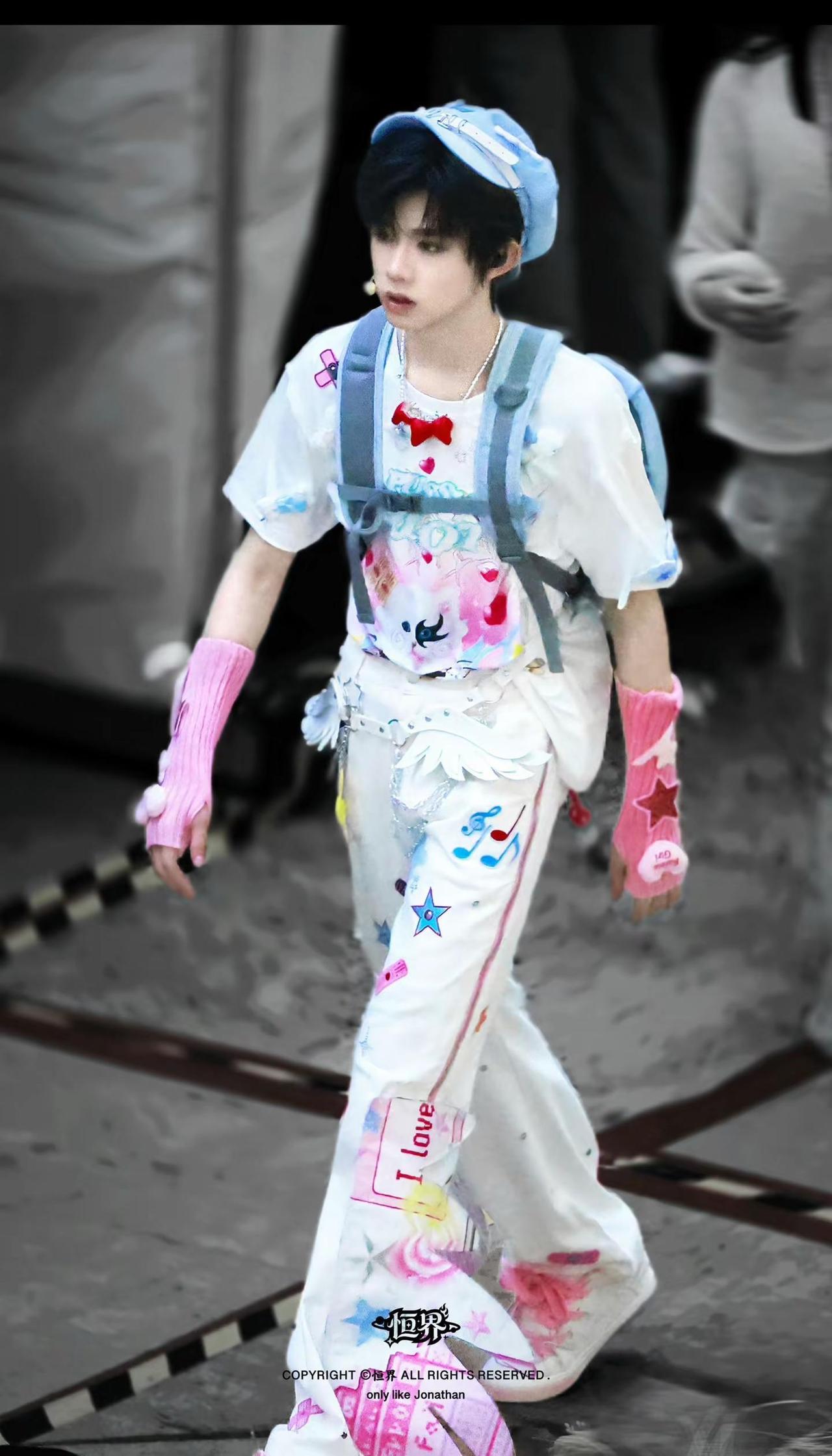 背上小包迈向新音o.陈奕恒 多巴胺穿搭 cr水印