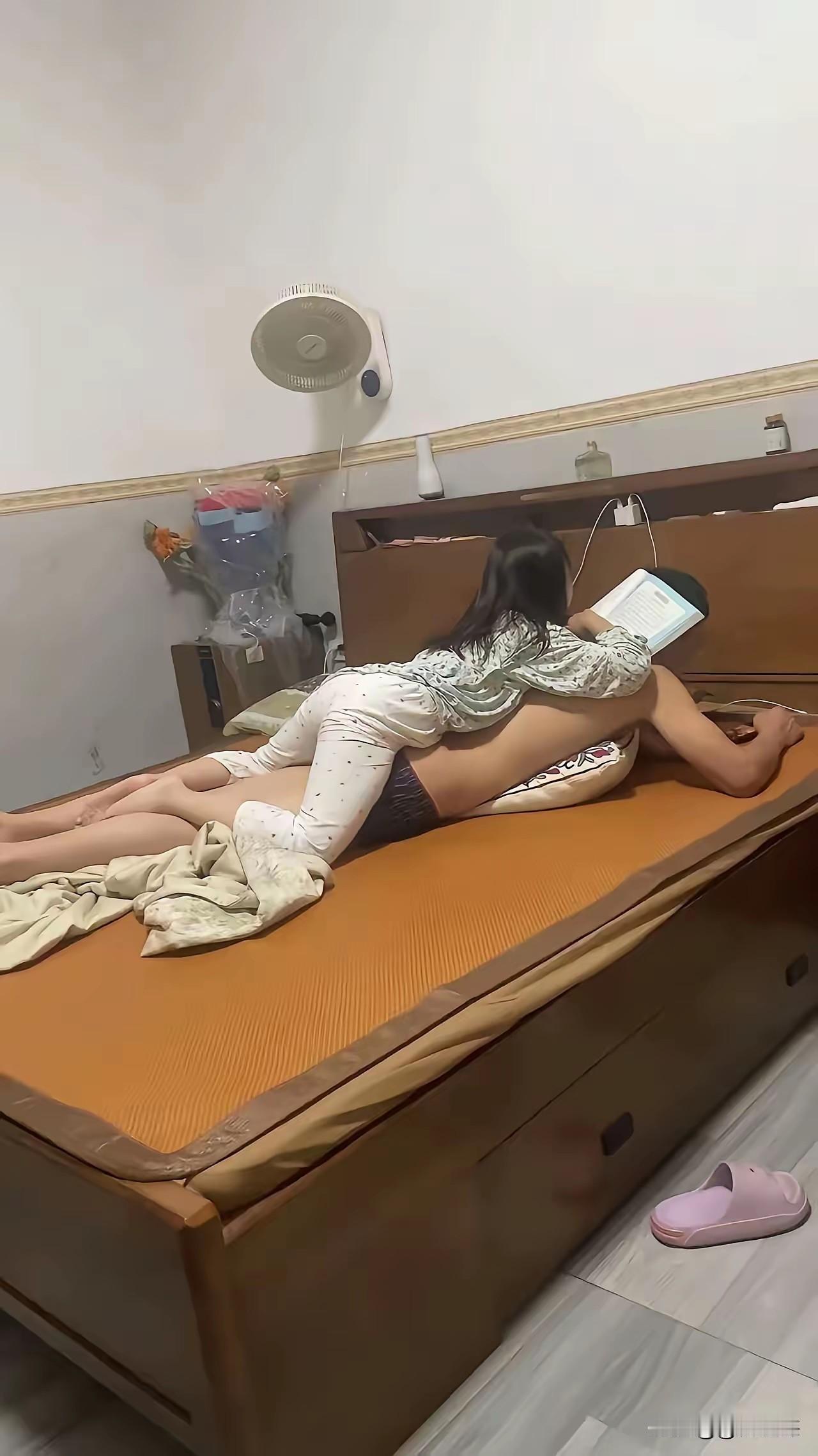 躺在爸爸身上都在学习功课，学习到了极致。我家闺女必是北大清华料，学习特别认真。高