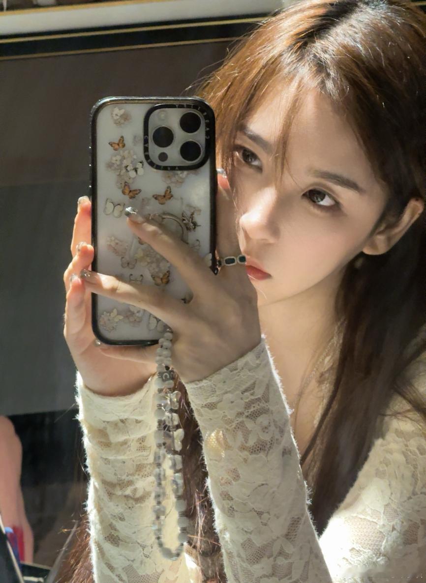 Rita晒照:米白色蕾丝上衣，美的发光不得不说Rita的脸还是太权威了，可以说是