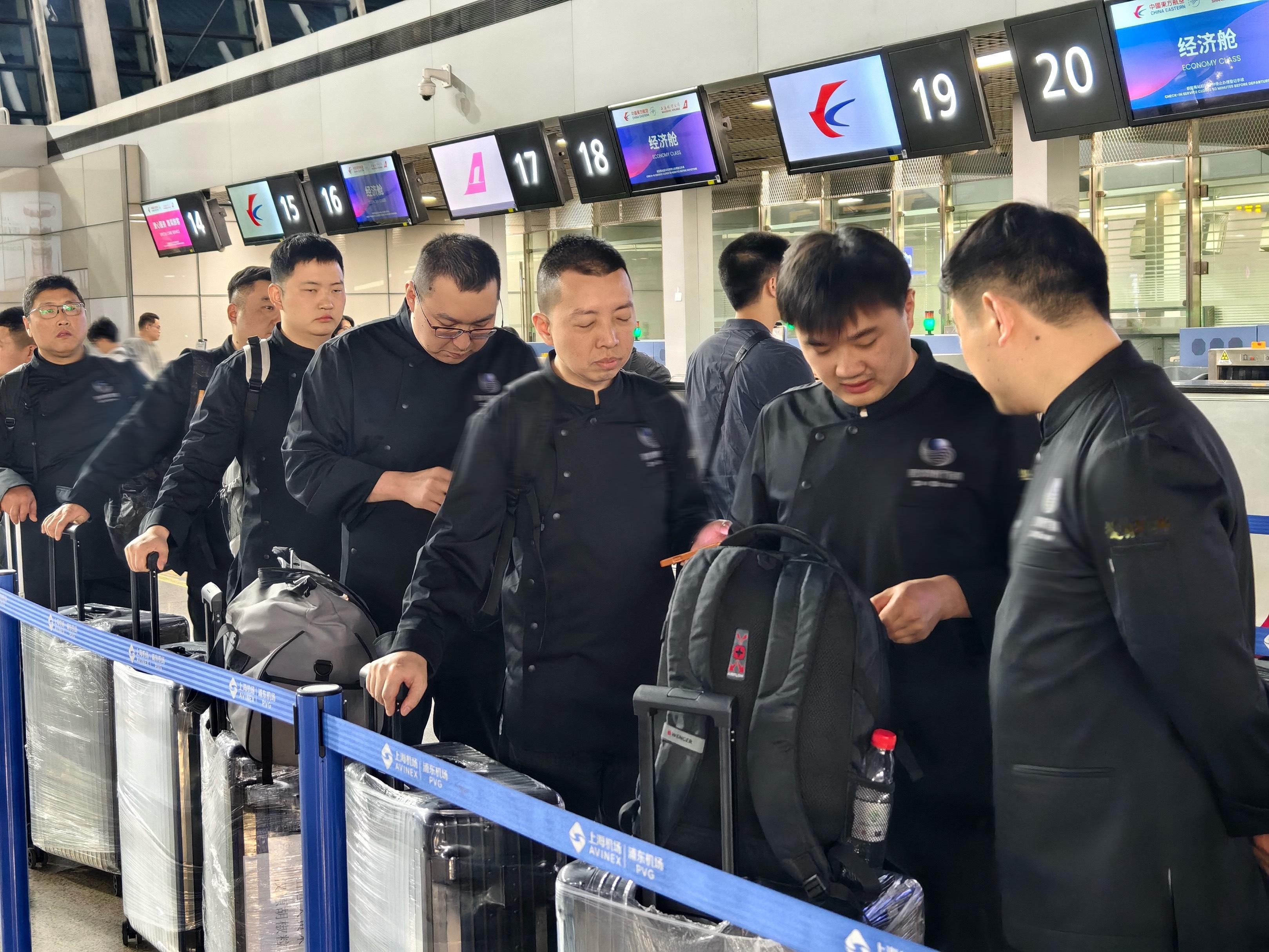 这次轮到中餐惊艳戛纳全场别样戛纳出征画面惊艳众人，七位实力主厨整装出发，满载地道