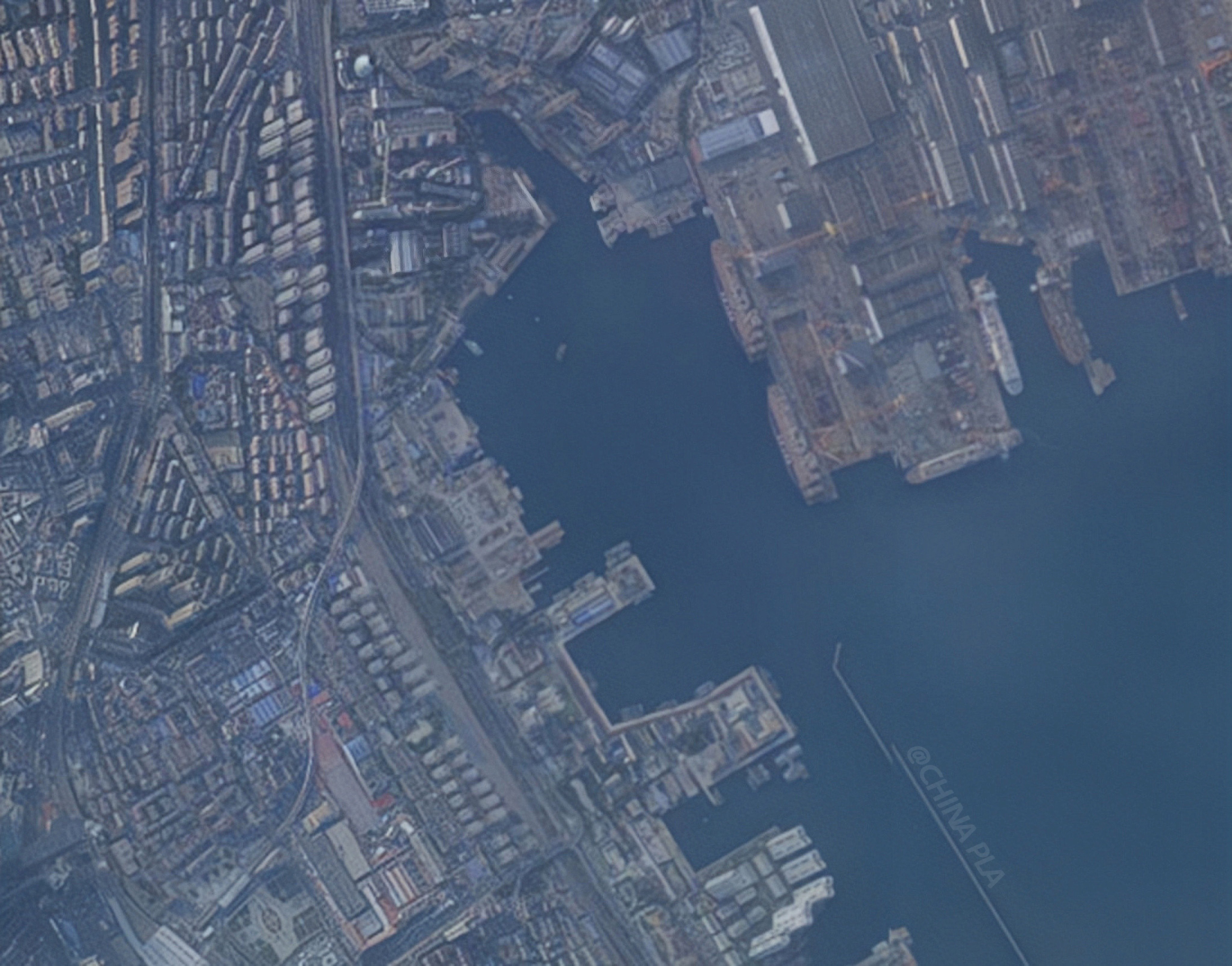 外网称某大船的建造进展非常迅速，每三到四天就可以完成一段。可能会在今年年底之前或