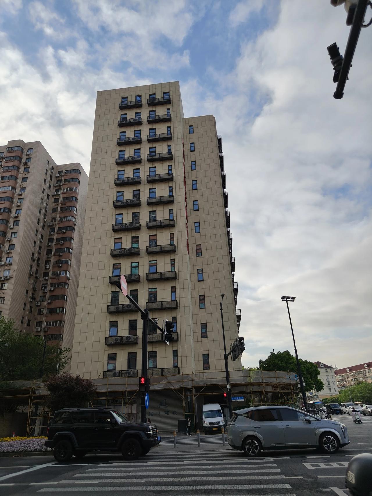 图1️⃣这个房子装修好几年了吧！
接下来不知道派啥用场，
以前是雨花大酒店🏨