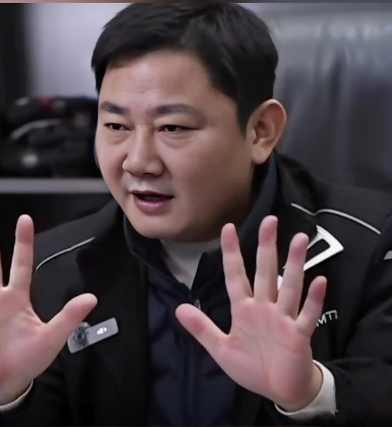 何为肝掌呢？张雪手掌发红，网友担忧劝其检查
 近日，机车创始人张雪手掌泛红的状态