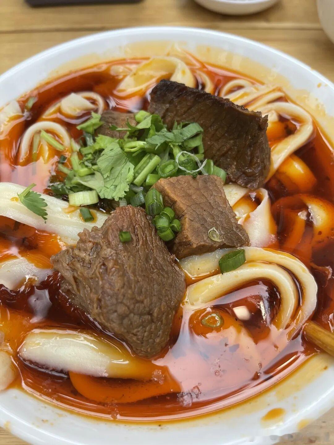国内面食各有风骨，山西凭一手面点手艺出圈。依托杂粮物产，削、拨、剔、抿技法齐全，