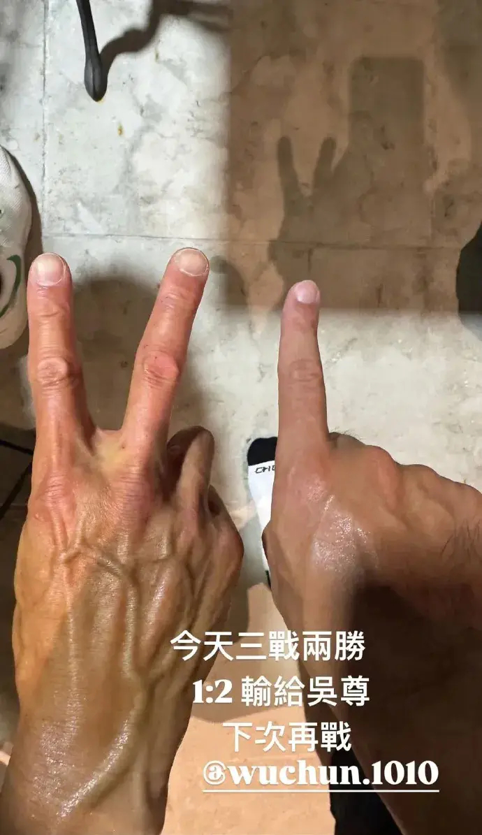 【周杰伦打网球1比2输给吴尊】周杰伦吴尊去打网球了1月27日，周杰伦在社交平台发