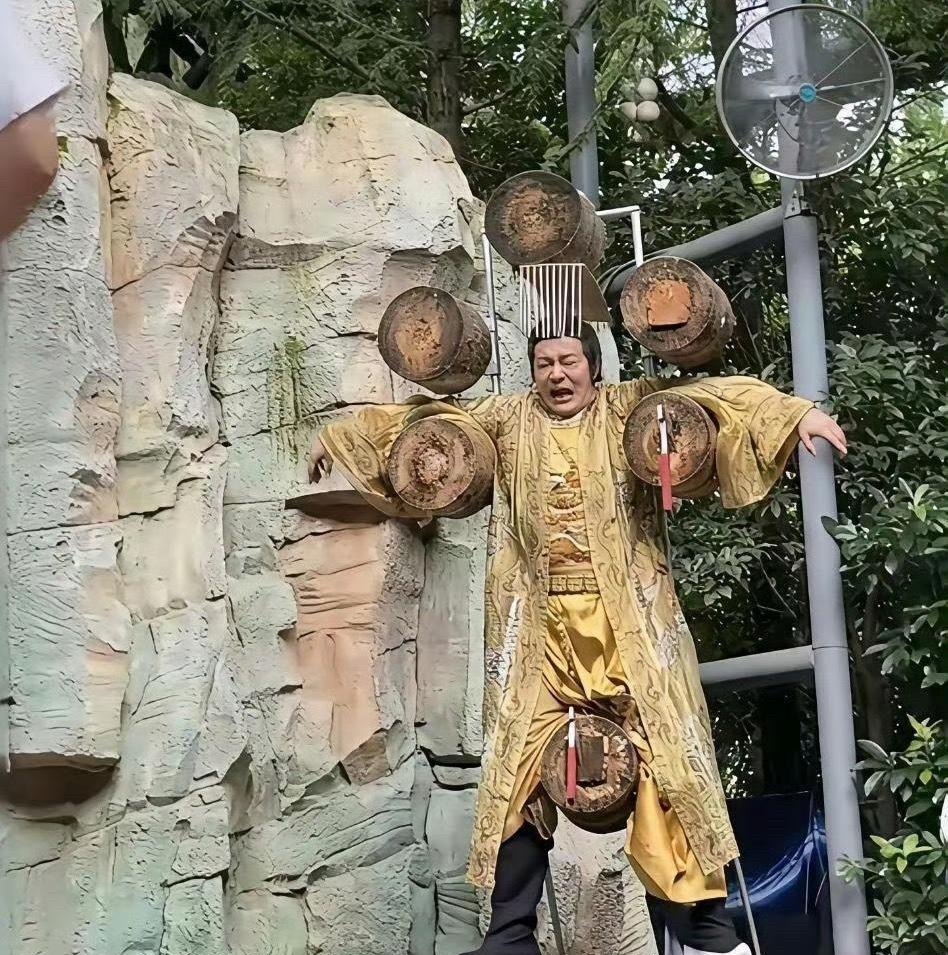 大热天这景区表演，一天600你会愿意做吗 ​​​