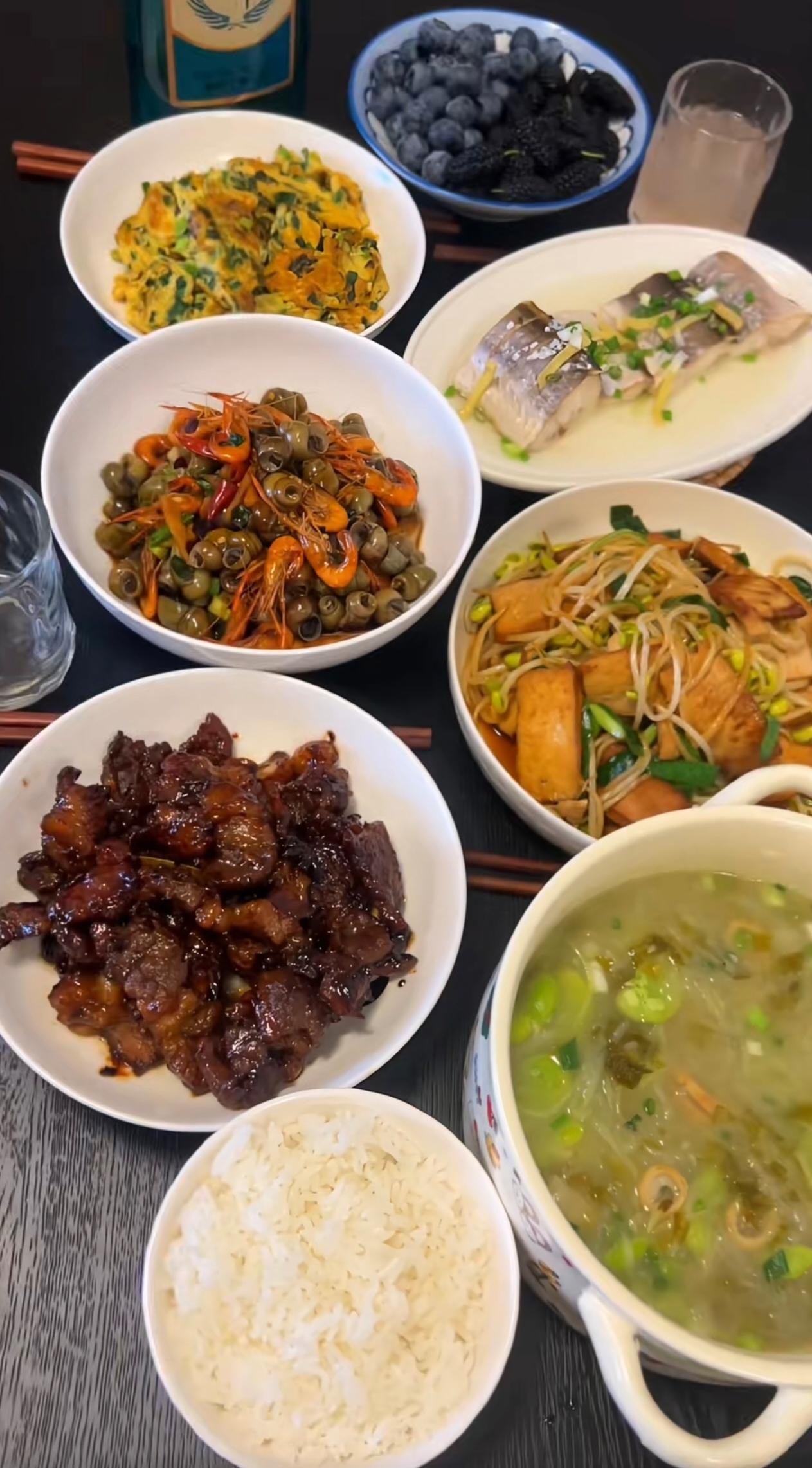 小姑子临时说要来蹭晚饭，我只好放下手里的事，急急忙忙去市场买了菜，折腾了半天，做